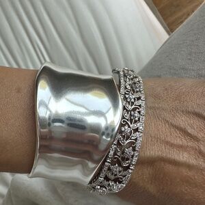 Silver bracelet flower design